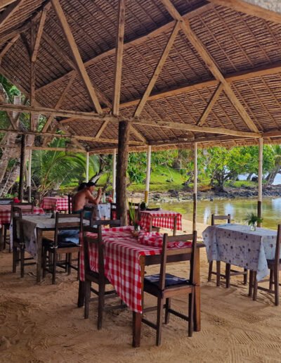 Restaurant-pied-dans-le-sable-hotel-la-baleine